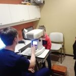 Médico examina a una niña con equipo oftalmológico